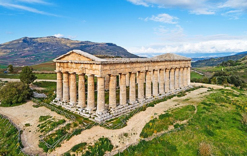 Ancient Greek temple in Segesta Sicily Le Site De Segeste