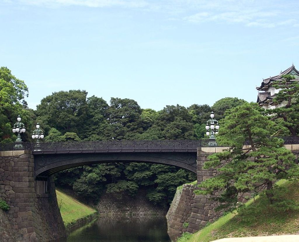 Le pont de Nijubashi commande laccès du palais impérial de Tokyo Le Palais Impérial