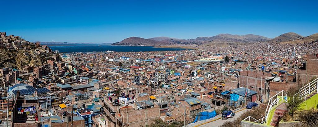 Vue panoramique de la ville péruvienne de Puno près du lac Titicaca dans la cordillère des Andes Lac Titicaca  Puno