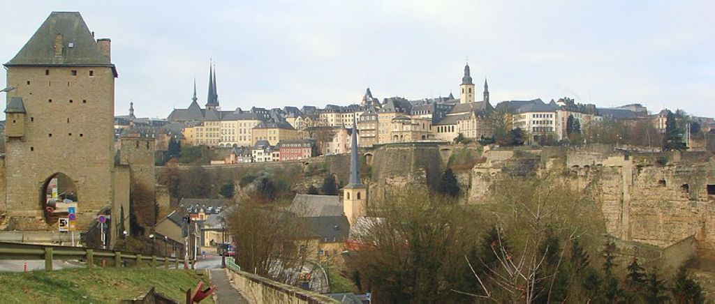 Luxembourg Ville vue à partir de la rue de Trèves Le quartier du Grund la vallée de lAlzette et la Villehaute Ville De Luxembourg  Vieux Quartiers Et Fortifications