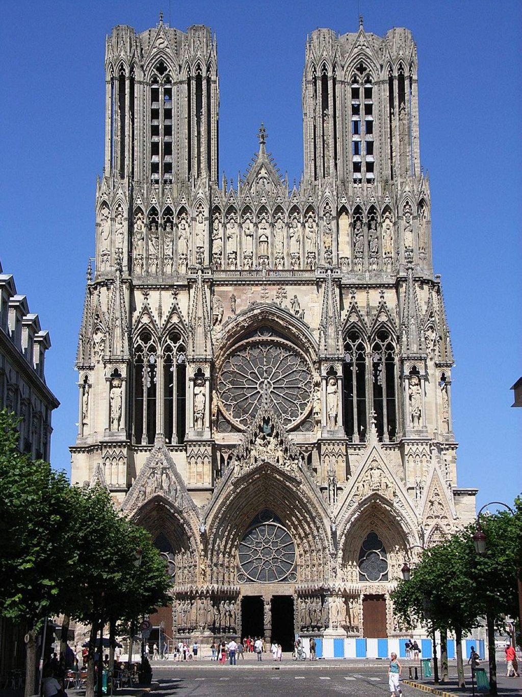 Perspective par la rue Rockefeller et le parvis Cathédrale De Reims
