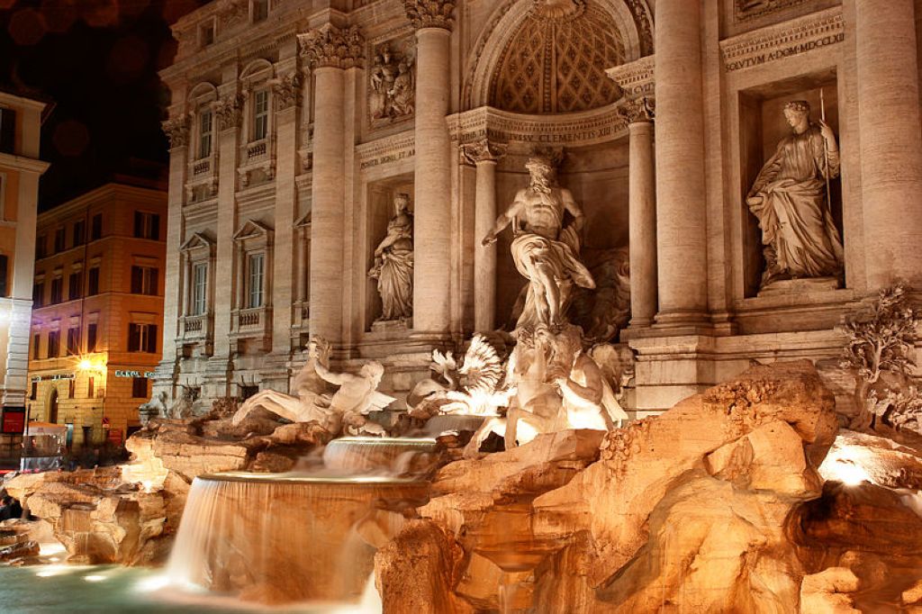 La fontaine de Trevi illuminée en soirée La Fontaine De Trevi