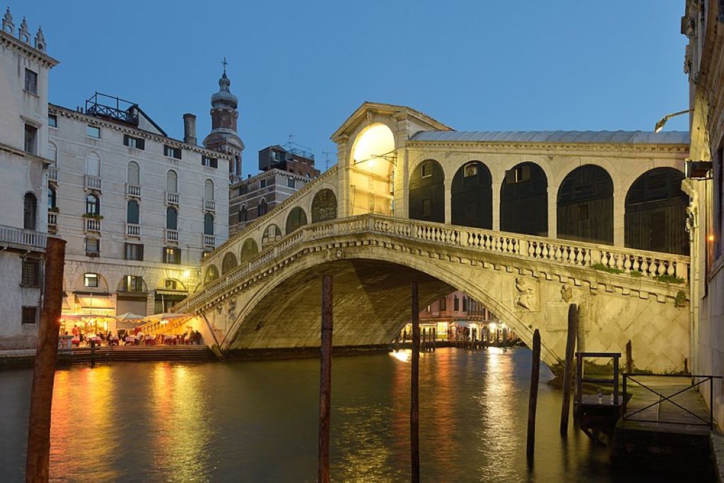 Rialto Bridge west facade in the evening Le Rialto