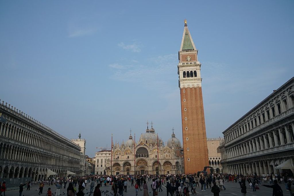 Place SaintMarc à Venise avec la basilique SaintMarc et le campanile de SaintMarc Place Saint Marc Piazza San Marco