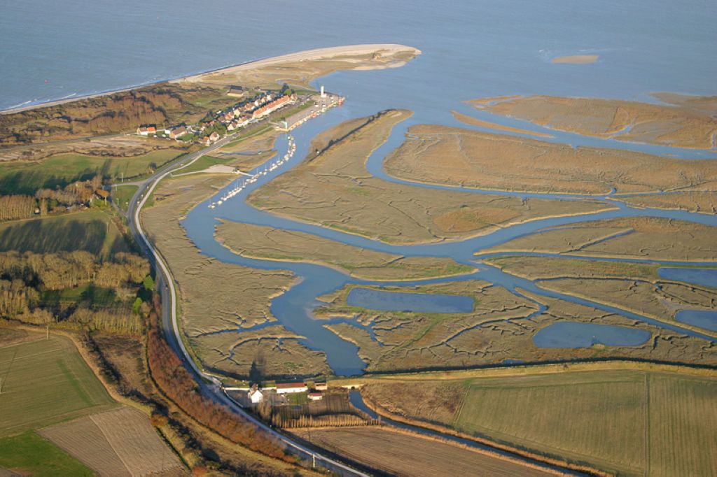 Le Hourdel ses vasières et son port sur lestuaire de la Somme Commune de CayeuxsurMer Baie De Somme