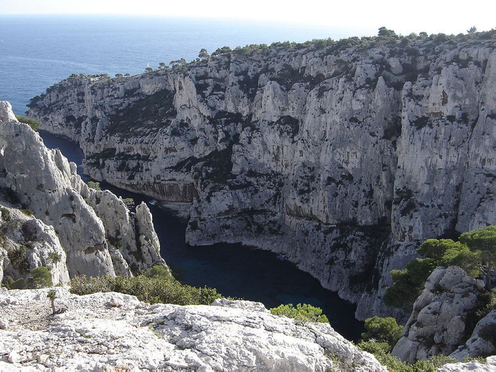 Les falaises dEnVau à gauche  le Doigt de Dieu Calanque Den Vau