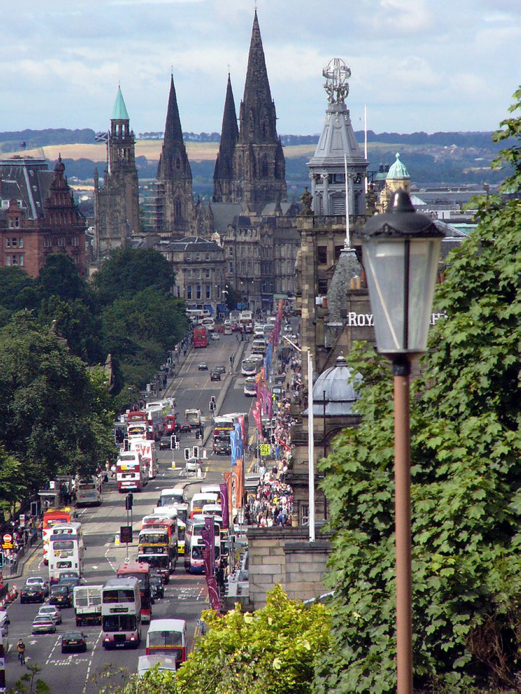 Edinburgh view from Calton Hill to Princes Street with St. Cuthbert's Church and St. John's Church. Vieille Ville Et Nouvelle Ville D'edimbourg