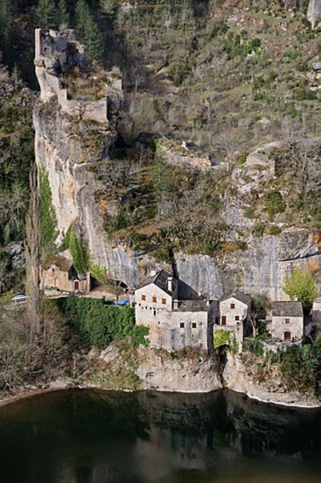 Castelbouc dans les gorges du Tarn dominé par son château en ruine Lozère France Gorges Du Tarn