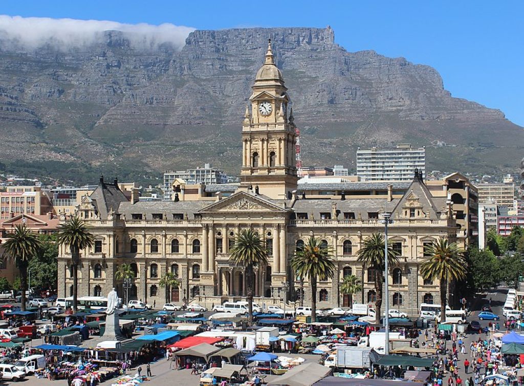 Cape Town City Hall (built 1905) with Table Monutain in the background and the Grand Parade in the foreground. Province-Du-Cap