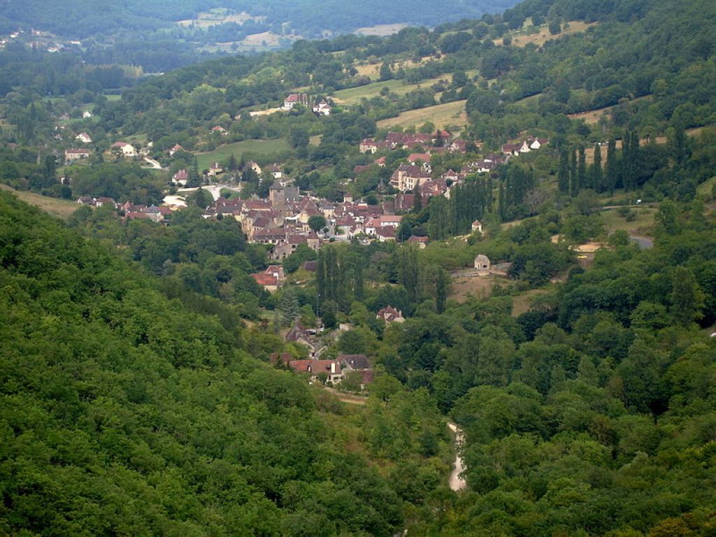 Vue sur le village dAutoire depuis Siran Lot France Autoire