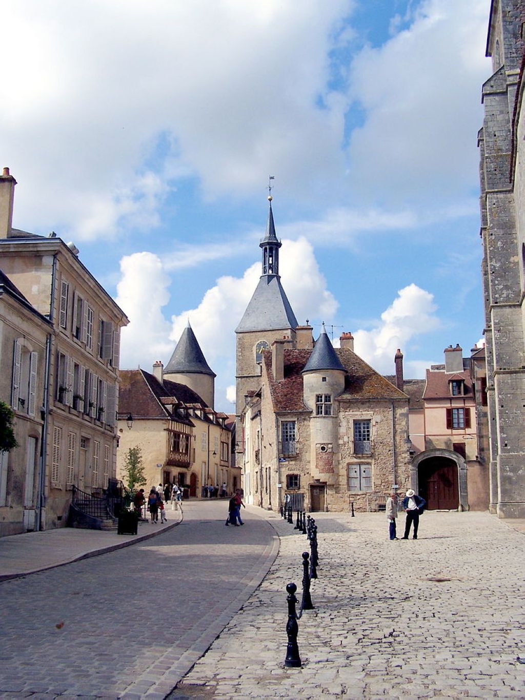 AvallonTour de lHorloge depuis la place de la Collégiale SaintLazare Avallon