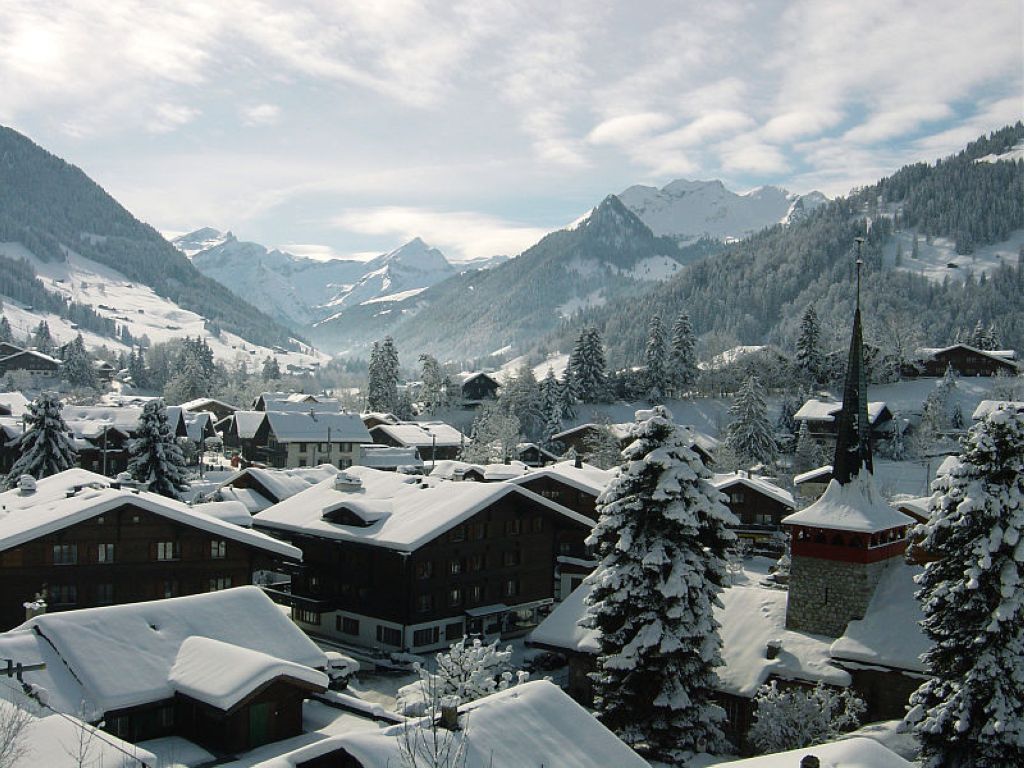 Vue de Gstaad en hiver. Skier À Gstaad