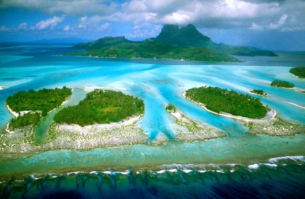 Vue aérienne prise près de laéroport situé au NordOuest de lîle Plongée À Bora Bora