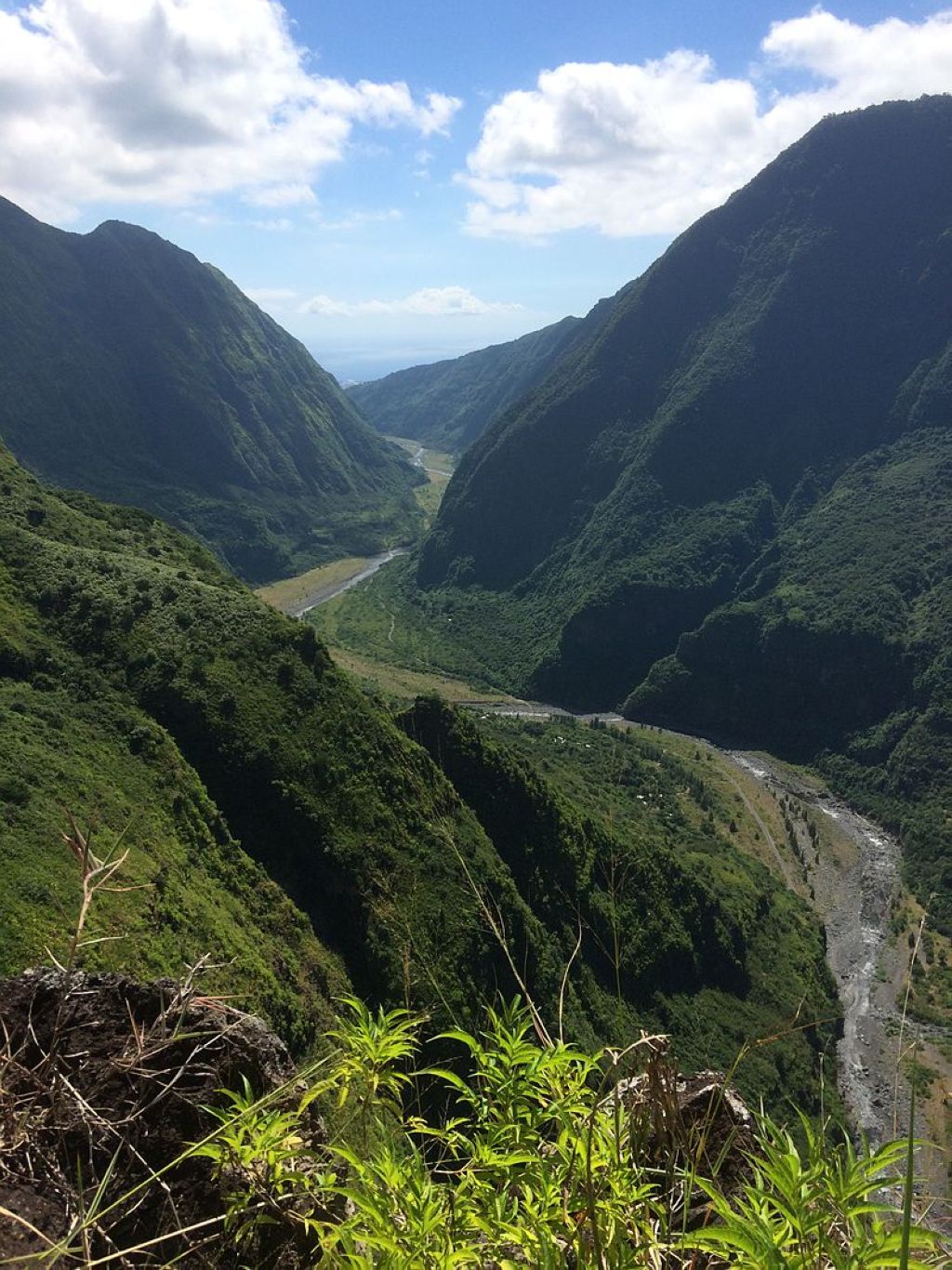 La rivière des Galets sort du cirque de Mafate MaïdoMafate