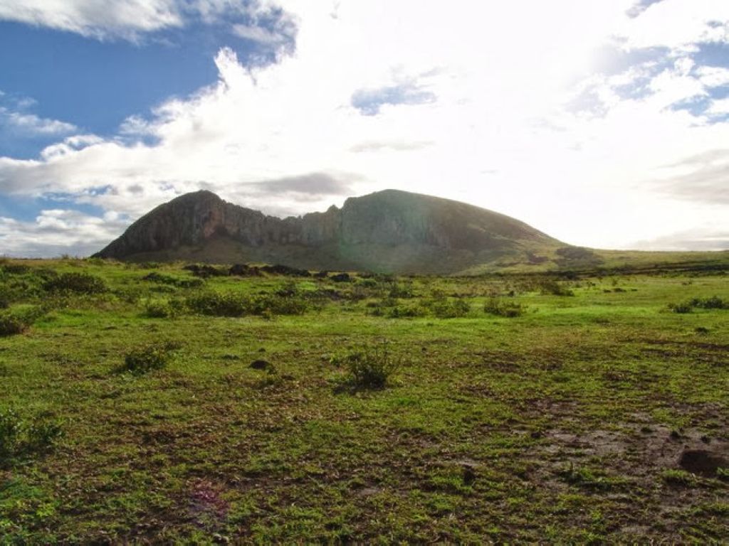 Le volcan-carrière Rano Raraku. Parc National De Rapa Nui - Île De Paques