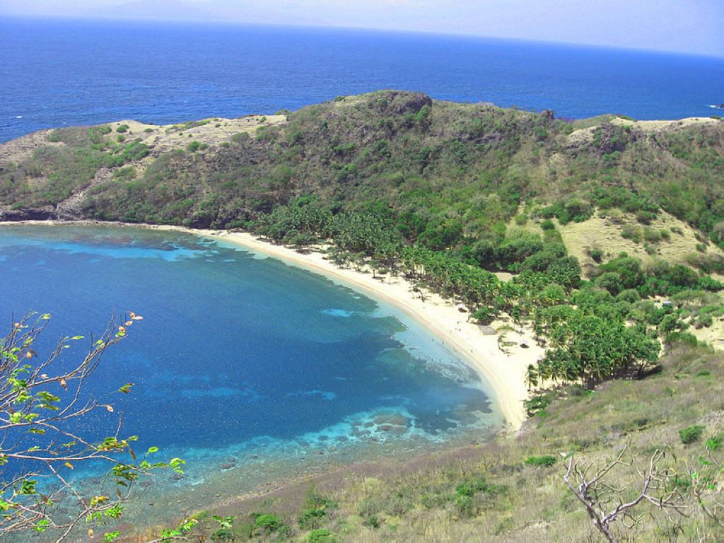 Une des nombreuses plages qui vous attendent Pompierre vue de la batterie Caroline Plongée En Guadeloupe