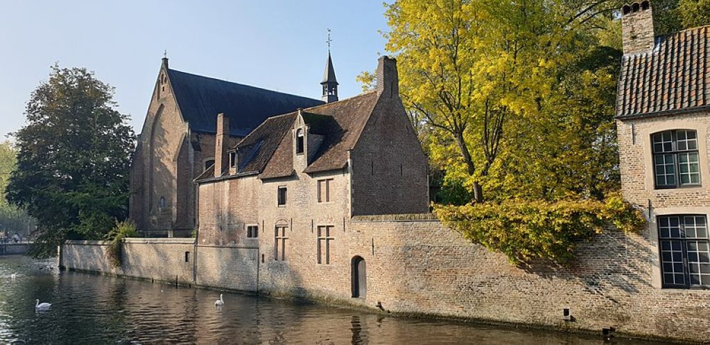 Buildings along the canal Béguinage De Bruges