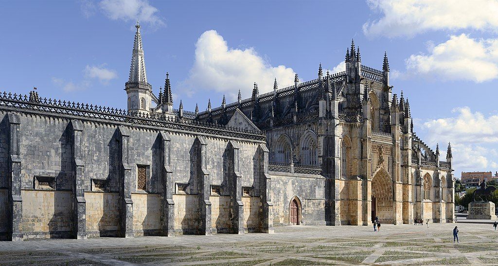 Façade principale du monastère de Batalha au Portugal Monastère De Batalha
