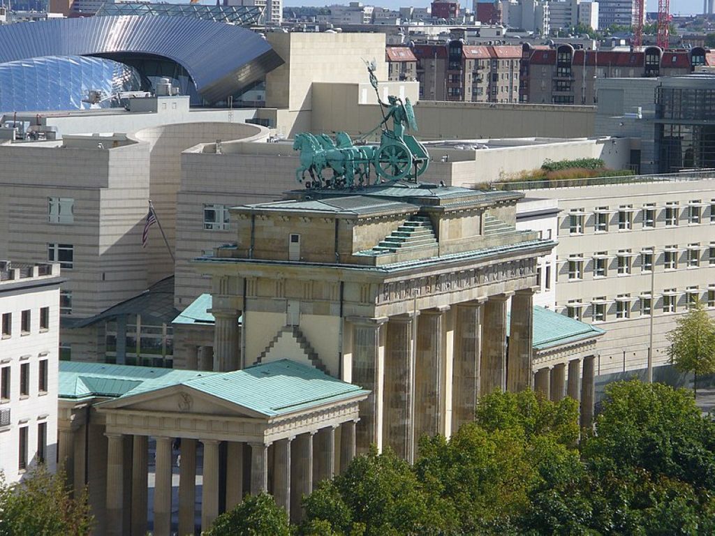 La porte de Brandebourg vue depuis le dôme du palais du Reichstag Porte De Brandebourg
