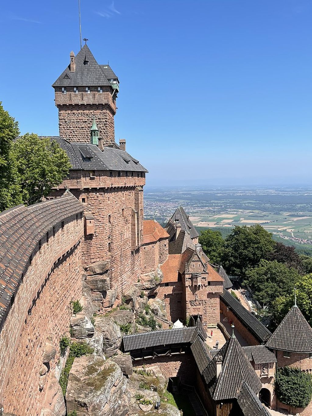 Vue du château sur la plaine dAlsace au fond la ForêtNoire HautKoenigsbourg
