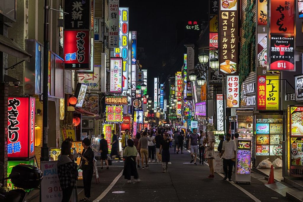 Enseignes néon colorées dans une rue de Kabukichō Shinjuku Tokyo Japon Shinjuku NiChome  Lieux Gays