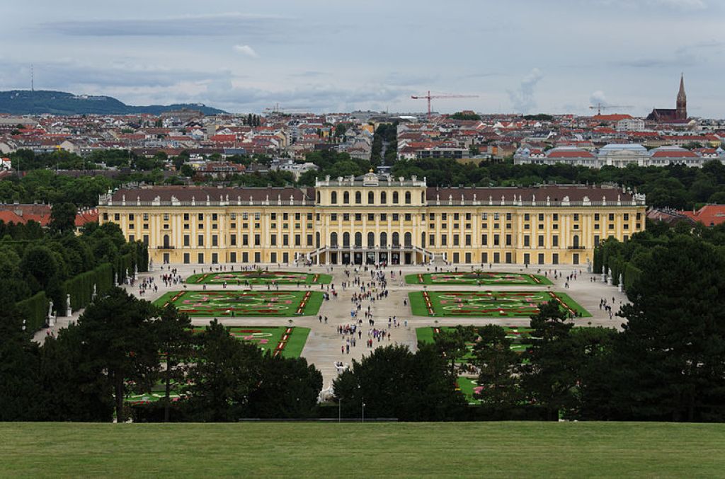 Le château de Schönbrunn vu depuis les jardins Palais Et Jardins De Schönbrunn