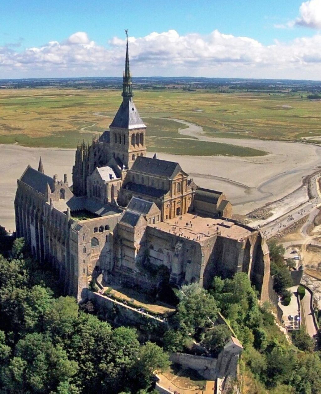 Vue aérienne de labbaye du MontSaintMichel Abbaye Du Mont Saint Michel