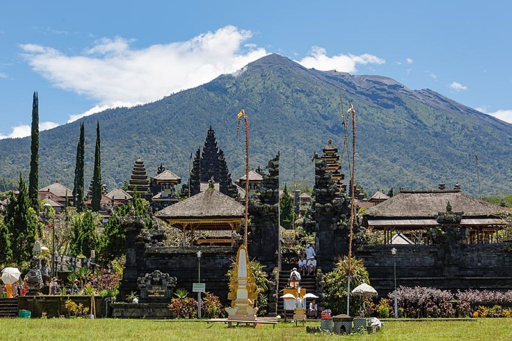 Vu du temple de Besakih au pied de lAgung Mont Agung