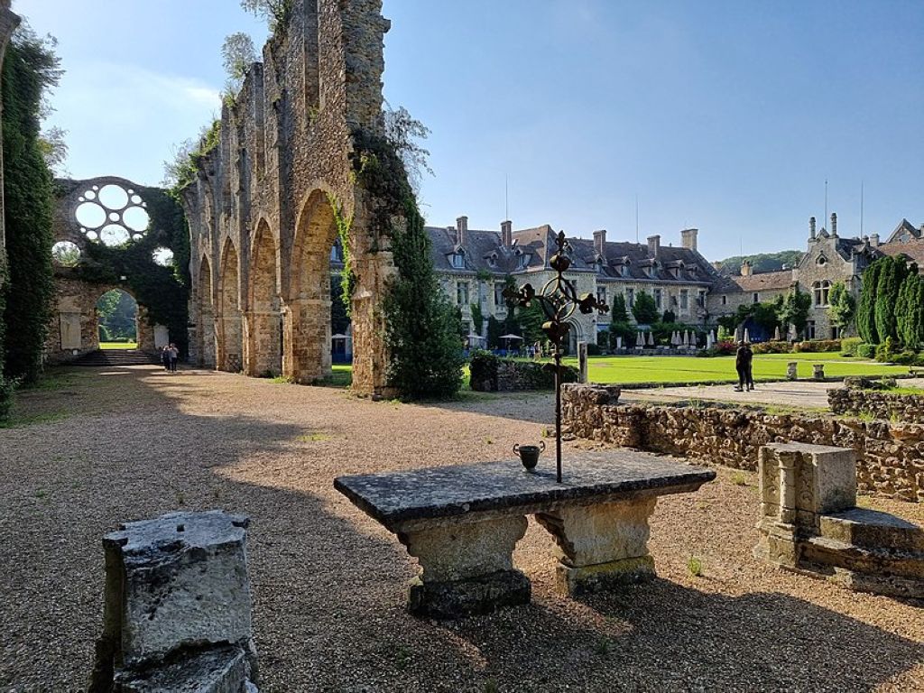 Ruines de labbatiale de labbaye des Vaux de Cernay Abbaye Des VauxDeCernay