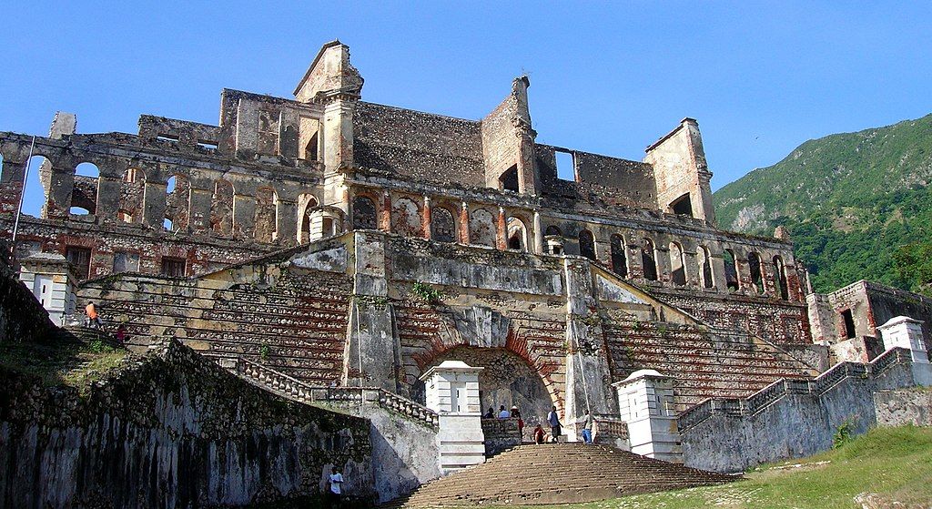 L'avant du palais de Sans-Souci, à Milot, Haïti. Parc National Historique - Citadelle, Sans Souci, Ramiers