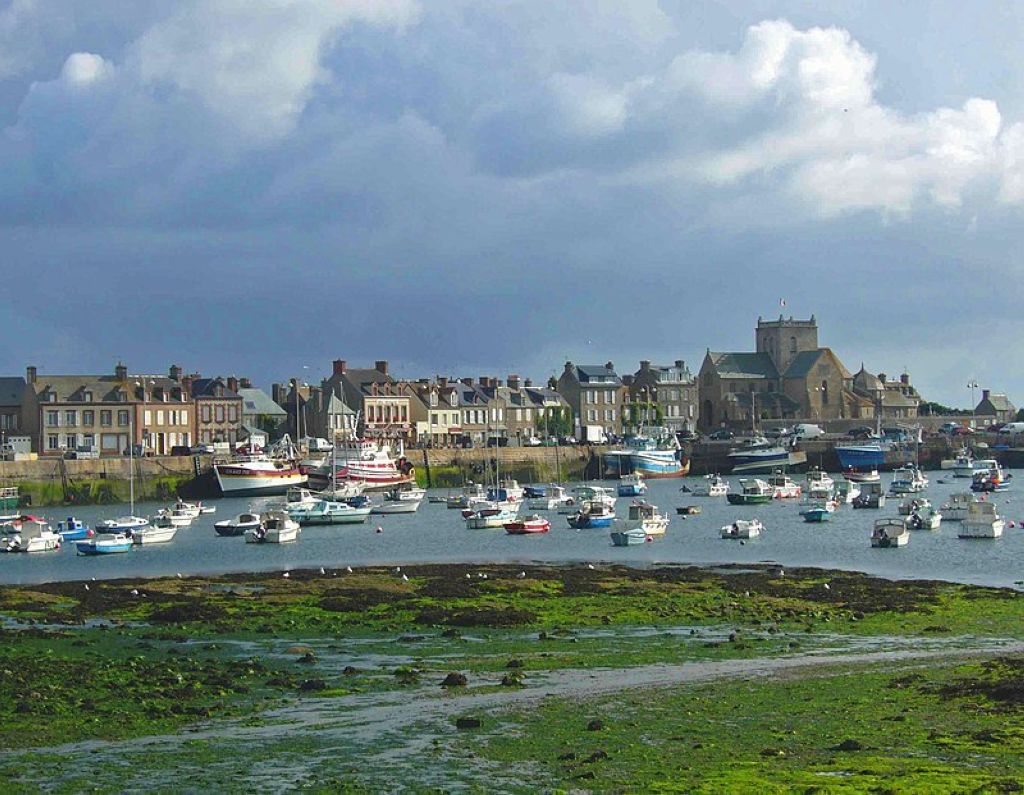 Le port de Barfleur à marée basse Village De Barfleur