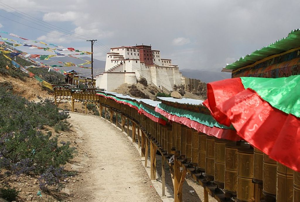 Shigatse dzong in Tibet Escapade Au Tibet
