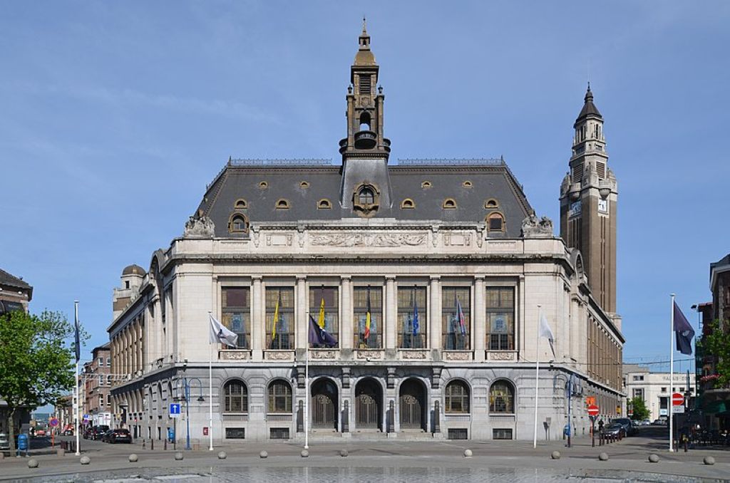Charleroi  Hôtel de ville vu de la place Charles II  Charleroi