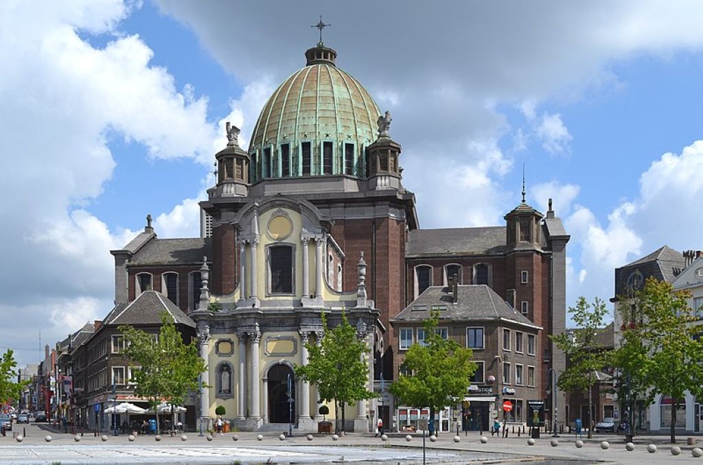 Charleroi - église Saint-Christophe vue de la place Charles II Charleroi