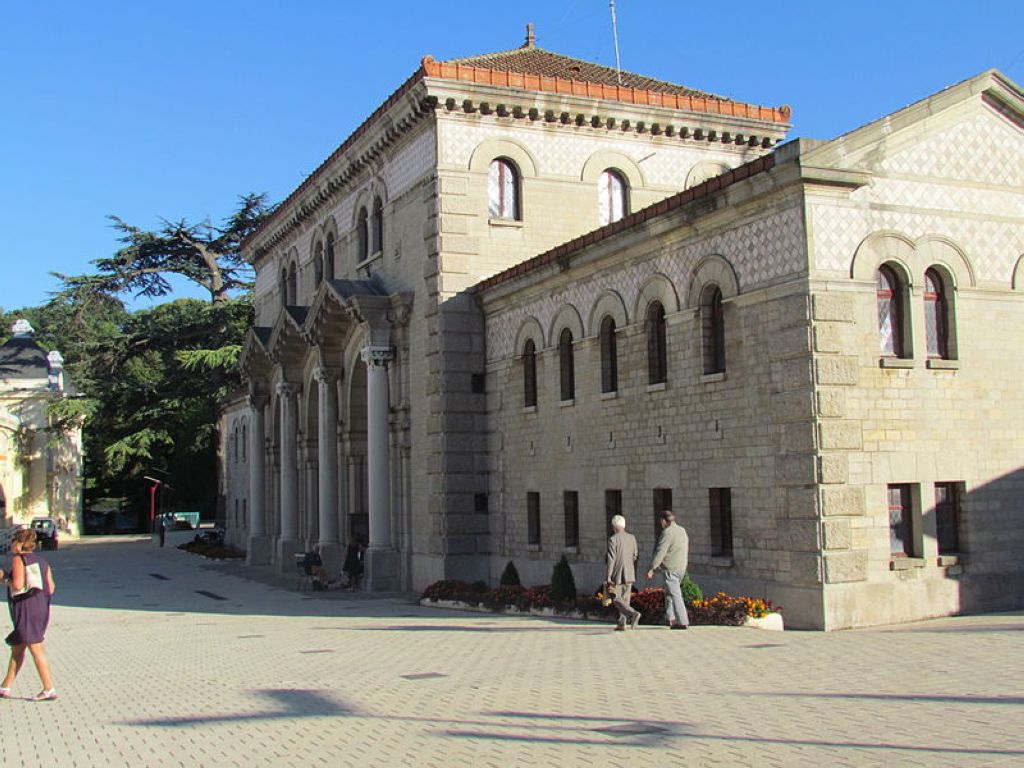 Grands thermes dans le Parc Thermal ChatelGuyon