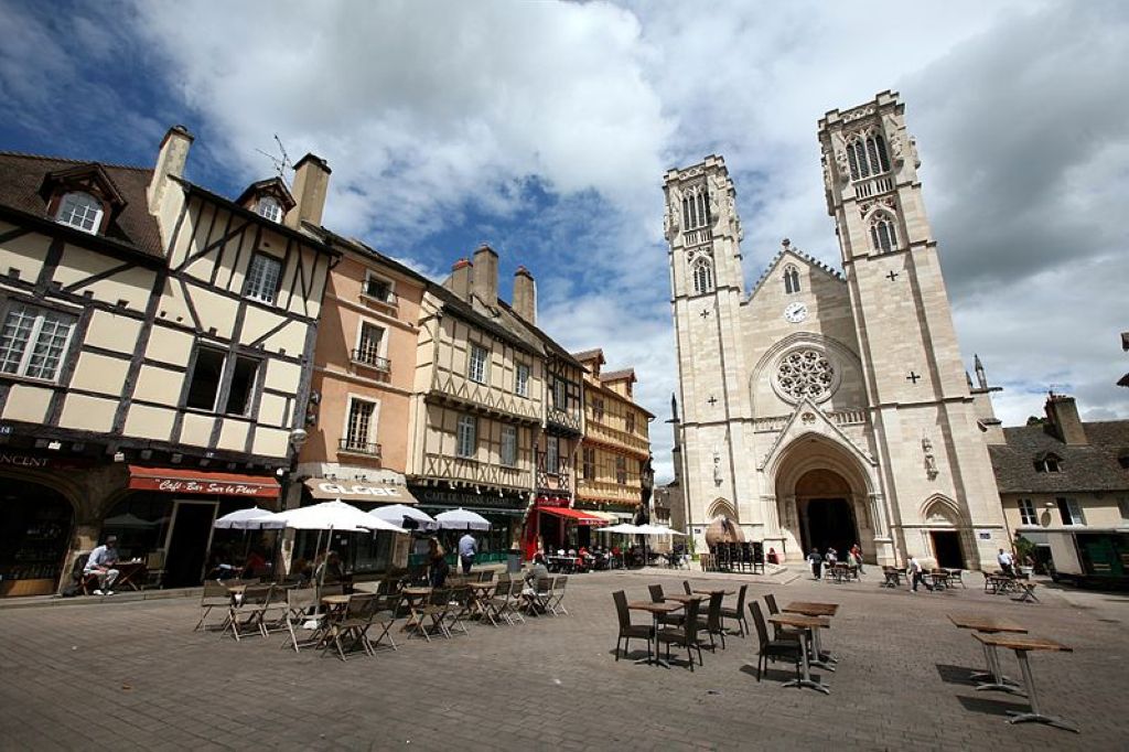 Place du marché et cathédrale SaintVincent ChalonsurSaône France ChalonSurSaone