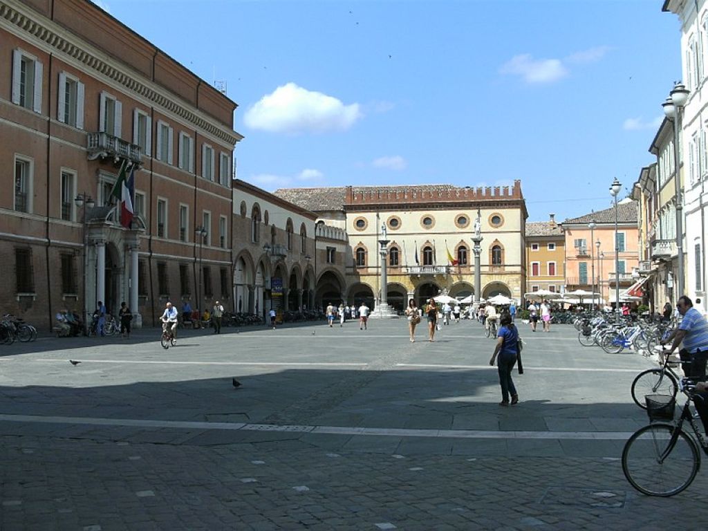 Ravenna, center: Piazza del Popolo, west side with Venetian palace Ravenne