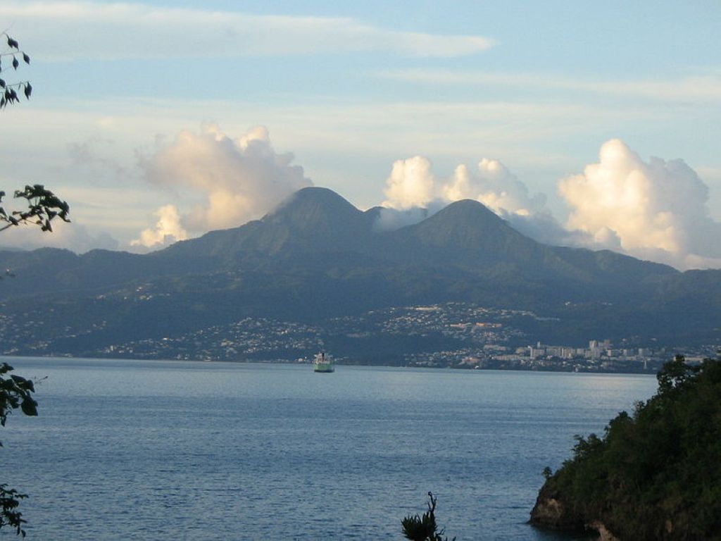 FortdeFrance et les pitons du Carbet Martinique FortDeFrance