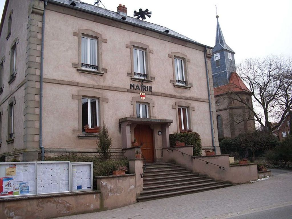 La mairie et leglise de Mittelhausen  BasRhin  Alsace  France Mittelhausen