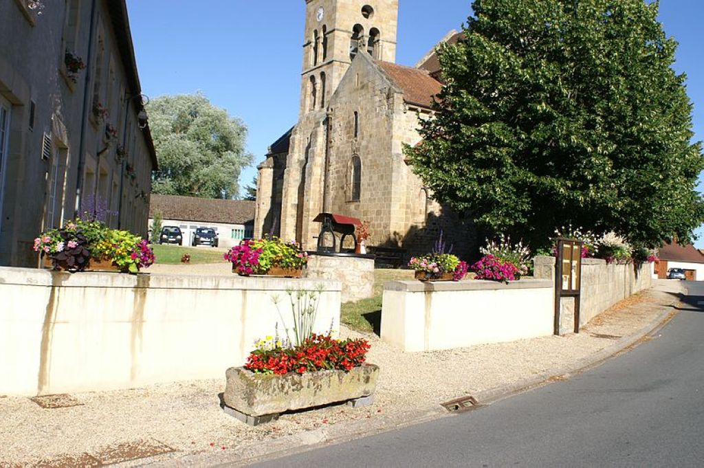 La place du bourg et léglise SaintLoup SaintHilaire