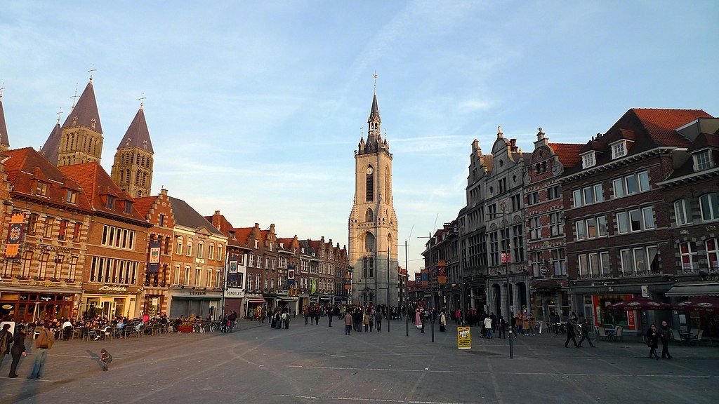 TOURNAI GrandPlace Beffroi et cathédrale Tournai