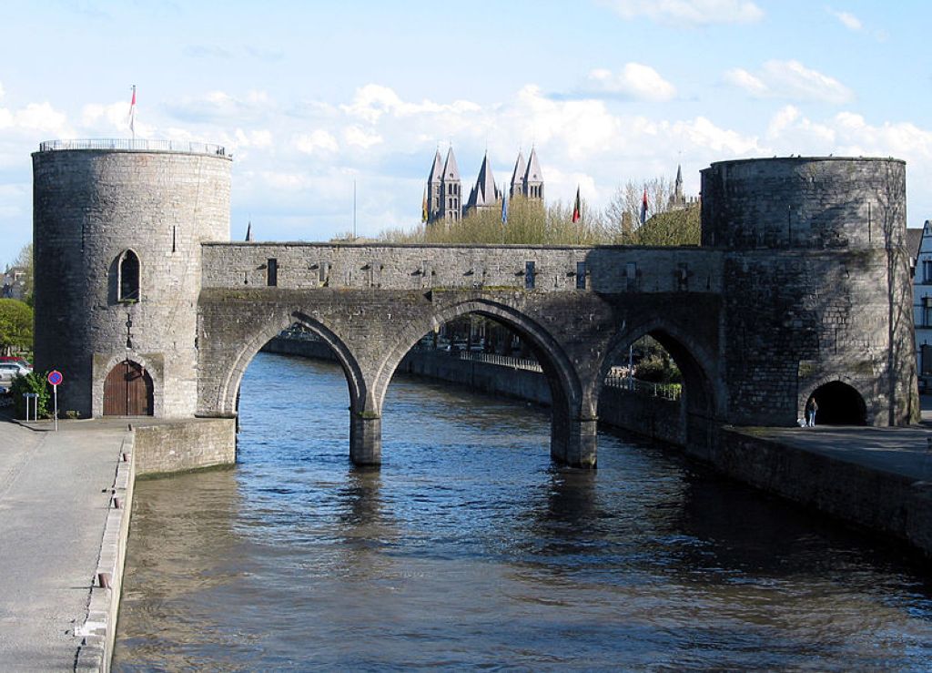 Tournai BelgiqueBelgium le Pont des Trous sur lEscaut avec la cathédrale NotreDame en point de mire Tournai