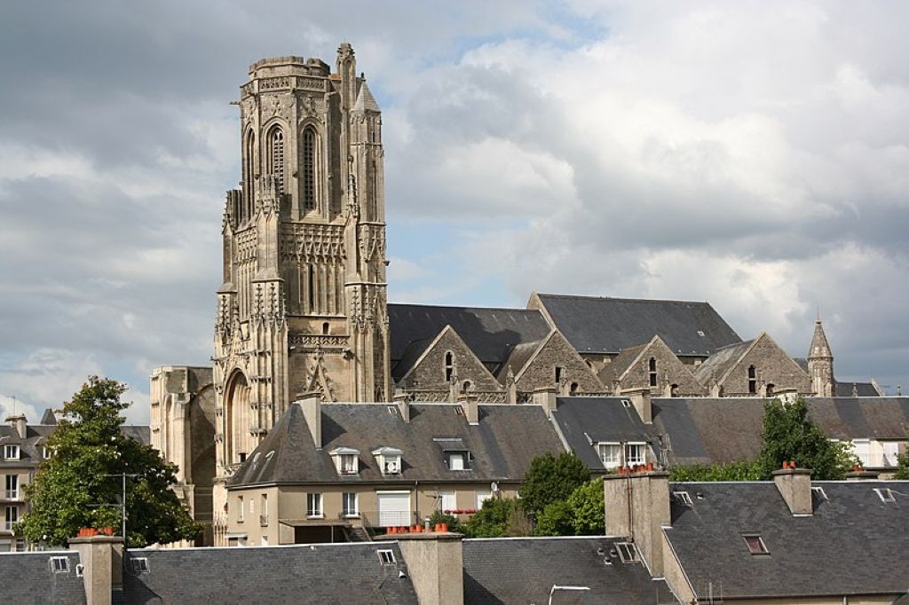 Église NotreDame prise depuis lautre rive du Torteron  Saintlô  France SaintLo