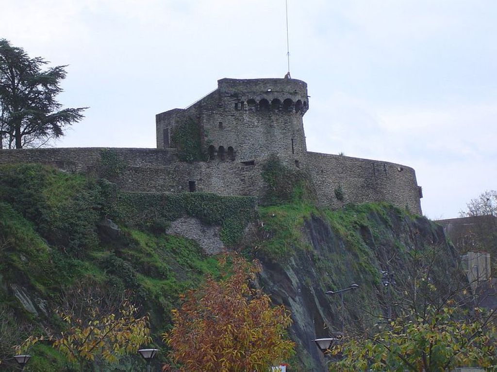 Remparts de SaintLô et la tour BeauxRegards SaintLo