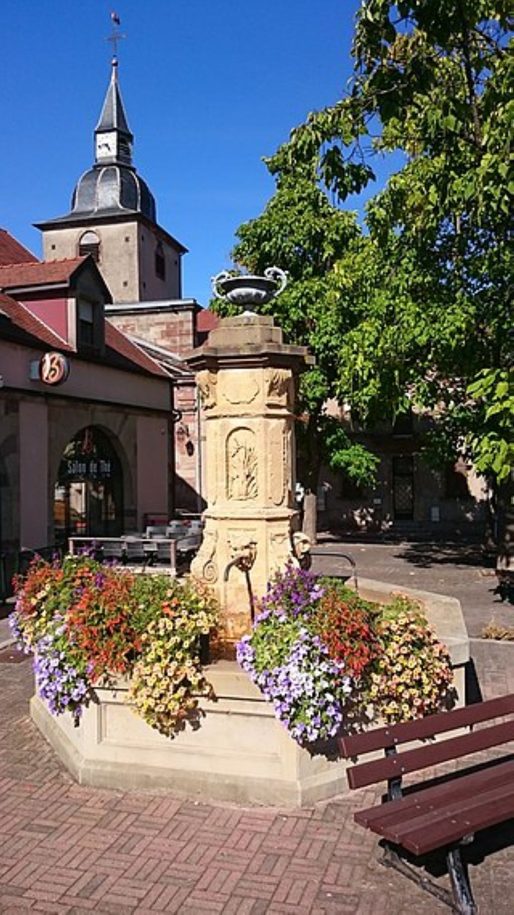 ontaine et église de Welferding place du Chanoine Kirch Sarreguemines