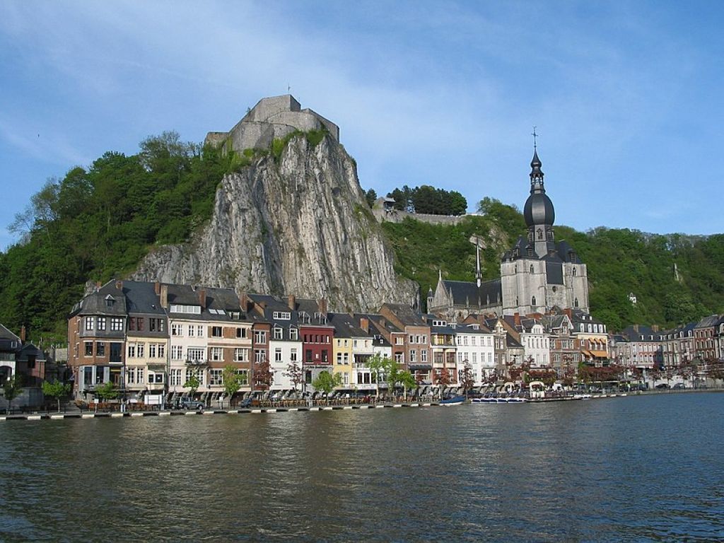 Dinant Belgique la Meuse la cité la collégiale NotreDame et la citadelle Dinant