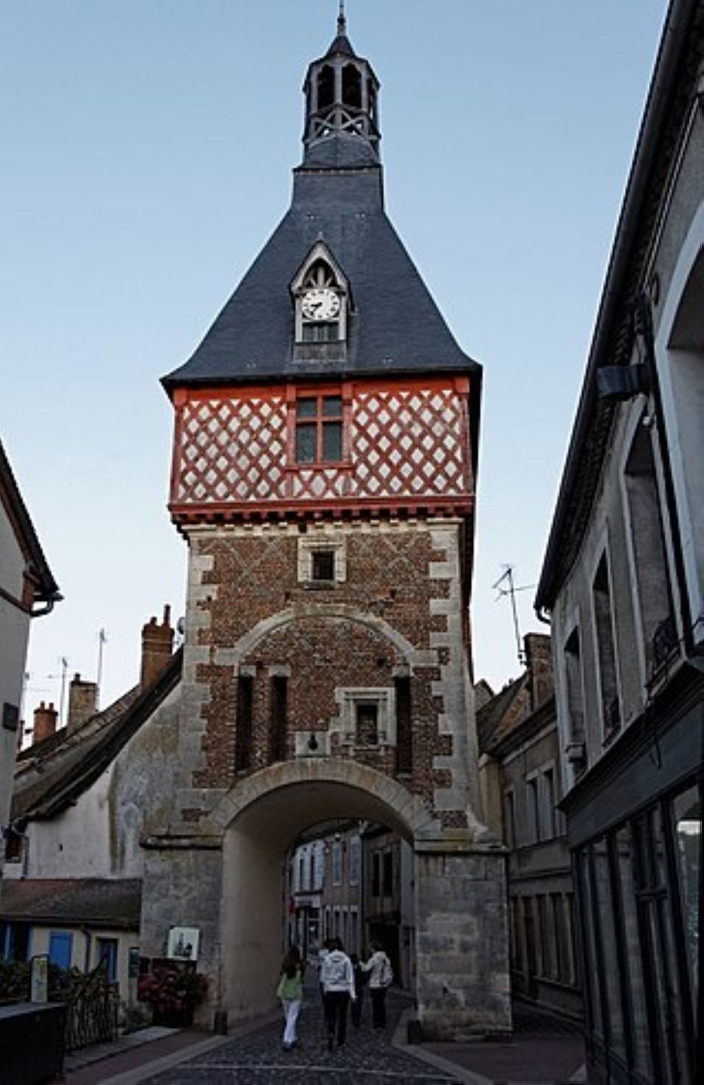 La tour de lhorloge à SaintFargeau SaintFargeau
