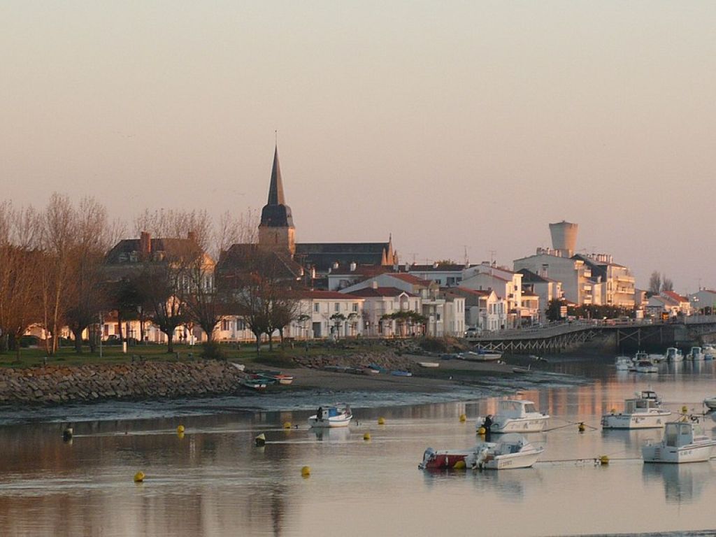 Vue sur le quai Garcie Ferrande de Saint Gilles SaintGillesCroixDeVie