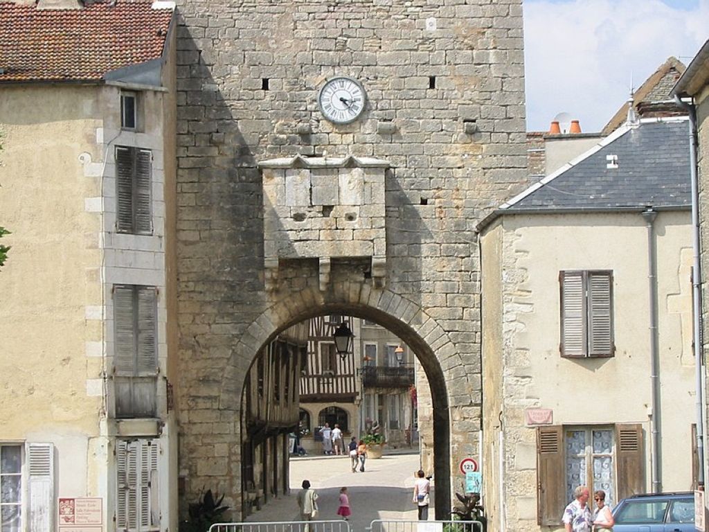 Porte de ville avec bretèche et horloge NoyerssurSerein Yonne Bourgogne France NoyersSurSerein