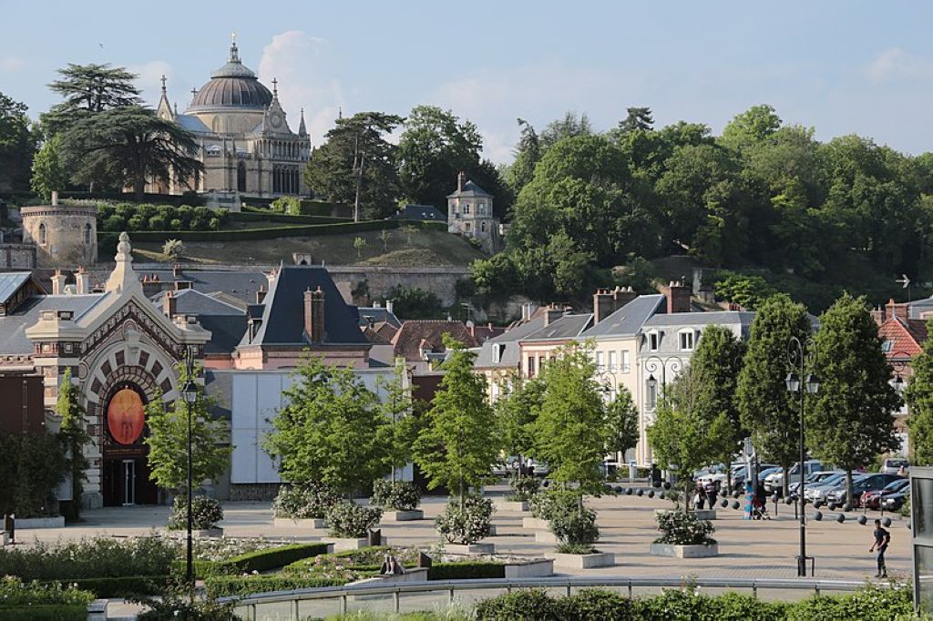 Vue de la place Mésirard et de la Chapelle Royale de Dreux Dreux